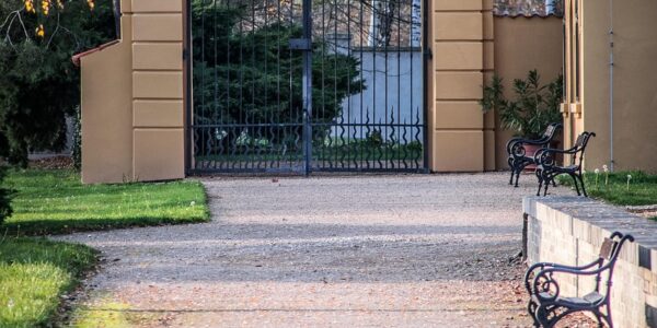 Jak wybrać odpowiedni system automatyki do bramy dla firmy?