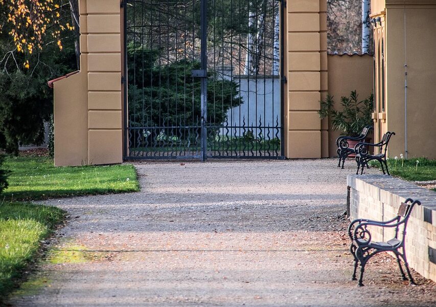 Jak wybrać odpowiedni system automatyki do bramy dla firmy?