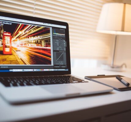 Zarządzanie aplikacjami w tle w Windows 11: Jak ograniczyć ich wpływ na wydajność