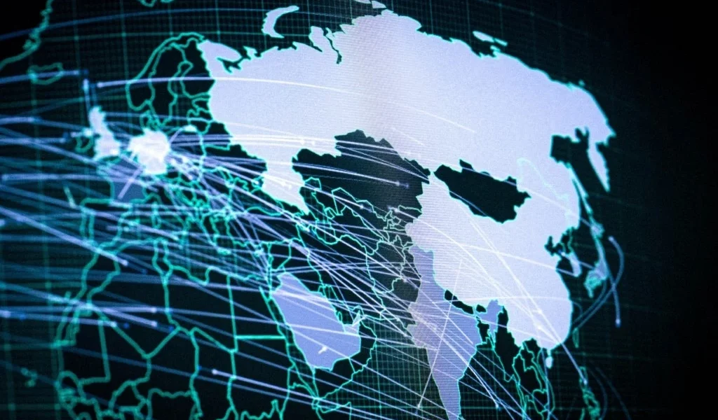 Manipulacja algorytmami a zagrożenia: Jak platformy mogą być wykorzystywane do szerzenia dezinformacji