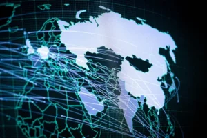 Manipulacja algorytmami a zagrożenia: Jak platformy mogą być wykorzystywane do szerzenia dezinformacji