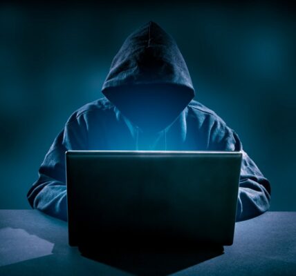 Ransomware a kryptowaluty: Jak hakerzy wymuszają okup i jak się bronić