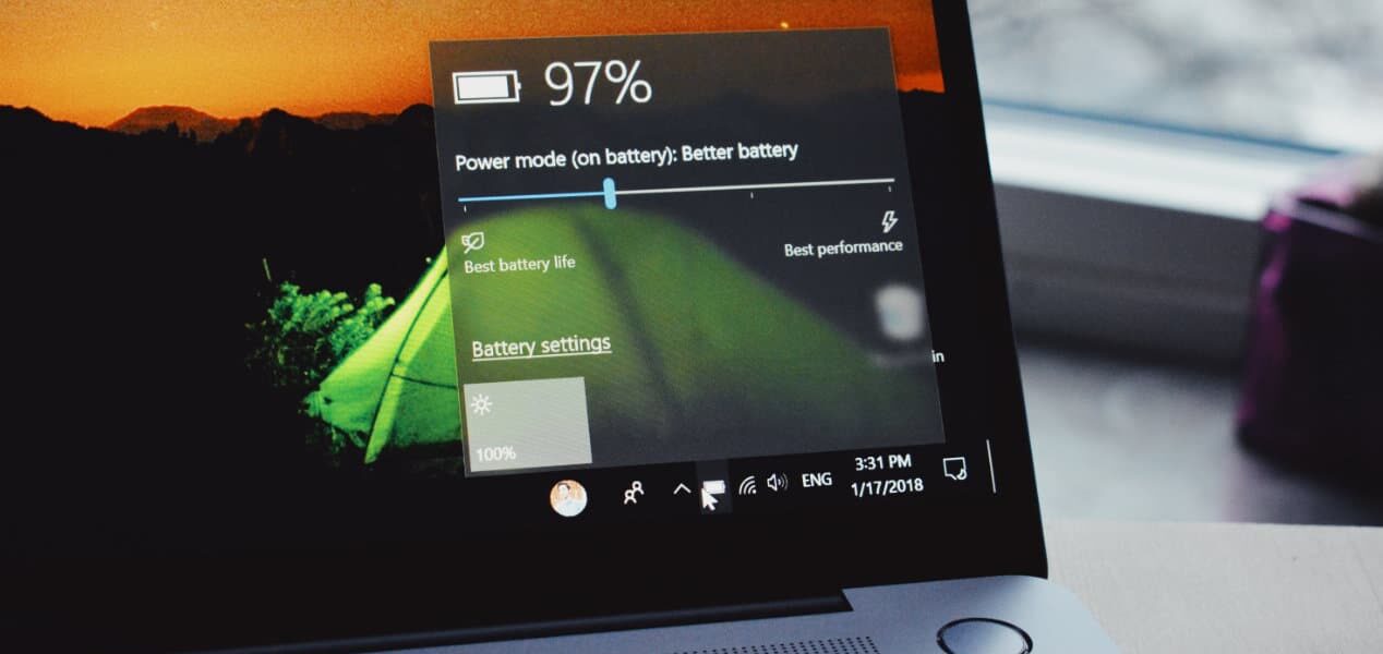 Słaba bateria w laptopie z Windows 11: Jakie aplikacje i ustawienia „zabijają” czas pracy na zasilaniu?
