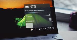 Słaba bateria w laptopie z Windows 11: Jakie aplikacje i ustawienia „zabijają” czas pracy na zasilaniu?