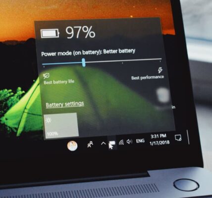 Słaba bateria w laptopie z Windows 11: Jakie aplikacje i ustawienia „zabijają” czas pracy na zasilaniu?