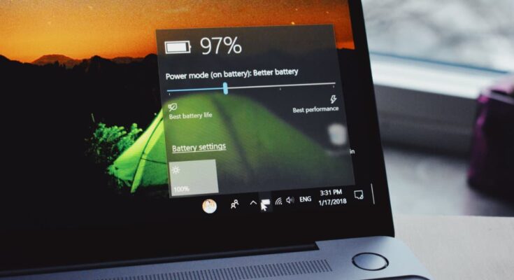Słaba bateria w laptopie z Windows 11: Jakie aplikacje i ustawienia „zabijają” czas pracy na zasilaniu?
