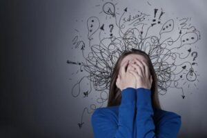 Syndrom sztokholmski w cyberprzestrzeni: Dlaczego ofiary często współpracują z oszustami?