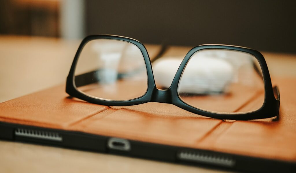 Jak dobrać okulary do komputera? Różnice między filtrem UV a polaryzacją