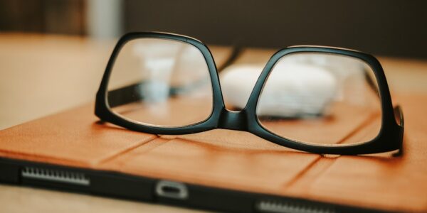 Jak dobrać okulary do komputera? Różnice między filtrem UV a polaryzacją