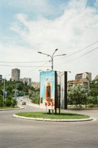 Planowanie pylonu reklamowego: na co zwrócić uwagę przed zamówieniem?