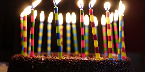 Urodziny w biurze: etykieta, budżet i pomysły na symboliczną niespodziankę