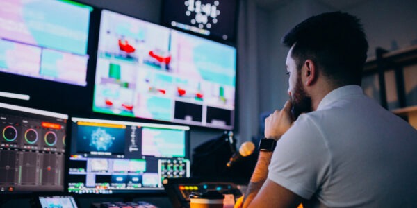 Kompleksowy przewodnik po systemach AV: jak wybrać i zainstalować skuteczne rozwiązania audiowizualne