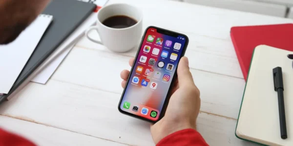 Android vs iOS – czym naprawdę różni się ich bezpieczeństwo?