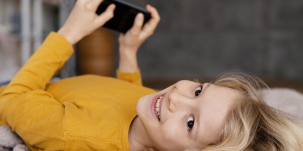 5 najlepszych funkcji, które powinien mieć telefon dla dziecka.