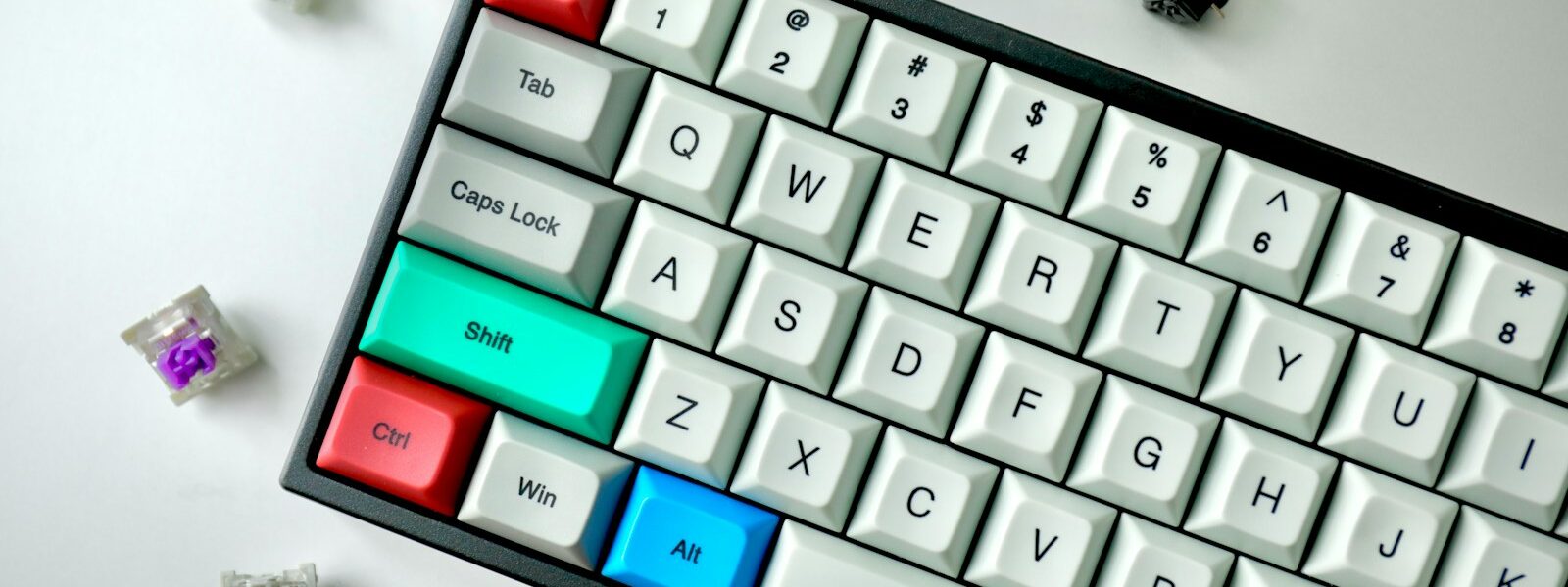 Jak wpisać znak strzałki z klawiatury? Kompletny przewodnik po metodach Unicode, Alt-kodach i automatyzacji