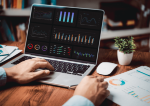 Mierzenie Efektywności i Budowanie Relacji: KPI i CRM w Nowoczesnym Marketingu