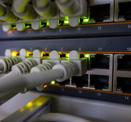 Najczęstsze błędy w konfiguracji VLAN i NAT – jak ich unikać i poprawnie projektować sieci?