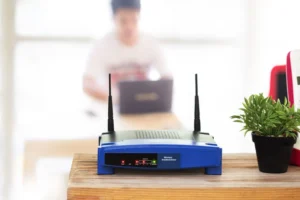 Jak zabezpieczyć router domowy przed atakami – praktyczny poradnik
