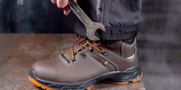 Obuwie robocze BHP: polskie normy i certyfikaty, które każdy powinien znać