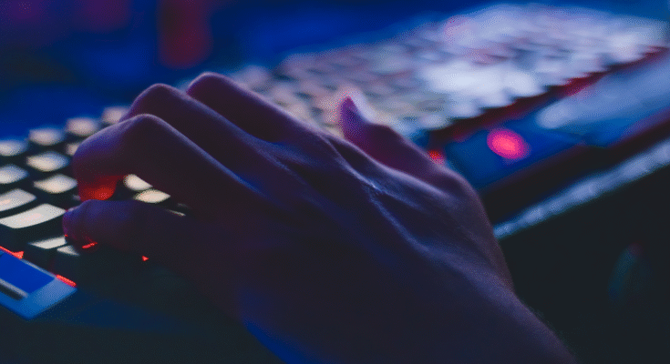 Porównanie bezpieczeństwa pastebinów .onion i publicznych: co wybrać?