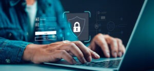 Typowe scenariusze oszustw na rynkach darknetowych – jak się chronić?