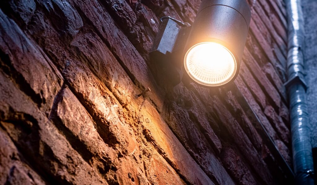 Lampy zewnętrzne elewacyjne – jak dobrać odpowiednie oświetlenie dla elewacji budynku?