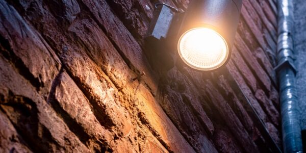 Lampy zewnętrzne elewacyjne – jak dobrać odpowiednie oświetlenie dla elewacji budynku?