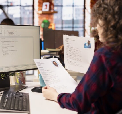 Kto pomoże, gdy brakuje rąk do pracy w hali produkcyjnej?
