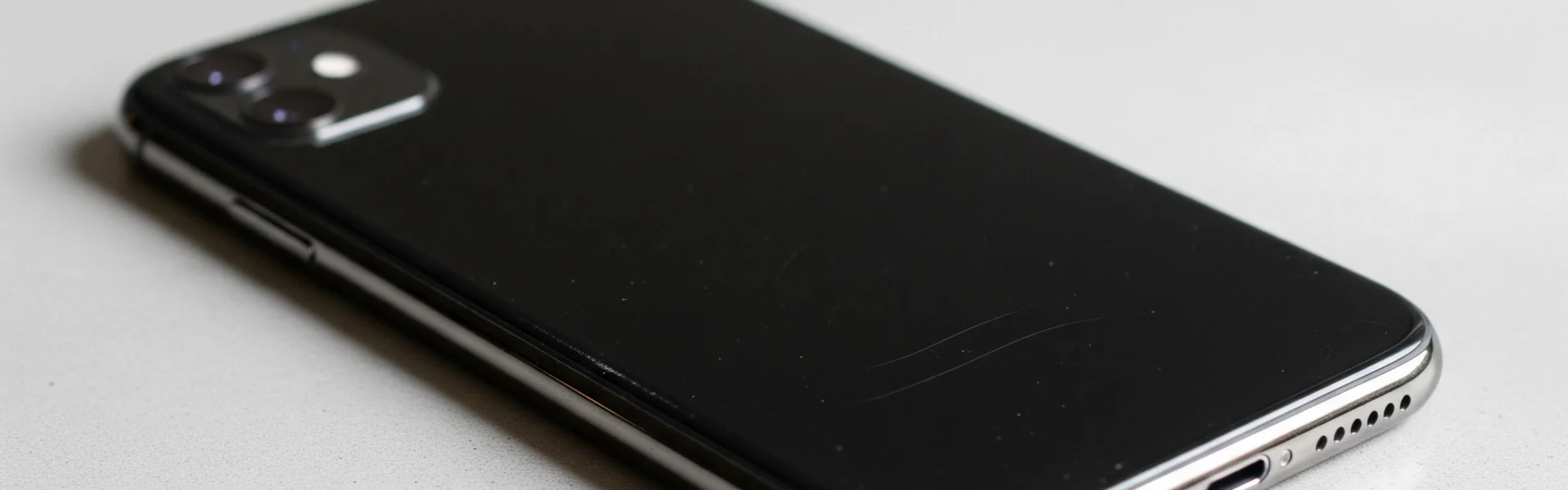 Dowiedz się, jak kupić używany iPhone 11 za minimalny budżet. Poznaj sprawdzone miejsca zakupu, na co uważać i jak nie dać się oszukać.