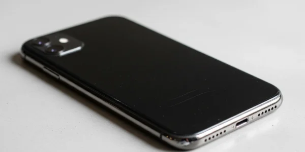 Dowiedz się, jak kupić używany iPhone 11 za minimalny budżet. Poznaj sprawdzone miejsca zakupu, na co uważać i jak nie dać się oszukać.