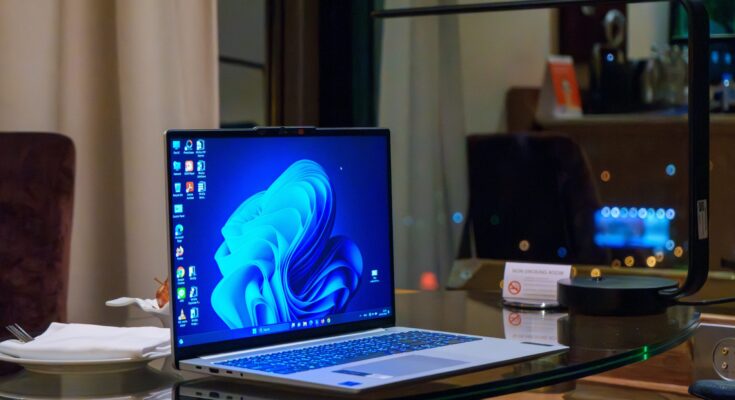 Bezpieczne korzystanie z Androida i Windows 11 w pracy hybrydowej – synchronizacja plików i aplikacji firmowych