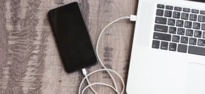 Bezpieczne łączenie Androida z Windows 11 przez USB i Wi-Fi – poradnik dla firm i pracy zdalnej