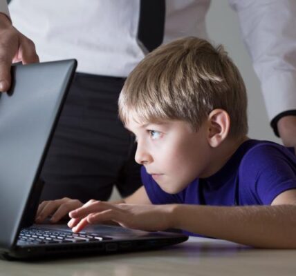 Bezpieczne wprowadzanie dzieci w świat internetu – od pierwszego smartfona do social media i gier