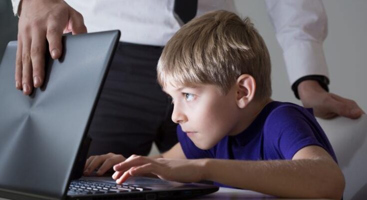 Bezpieczne wprowadzanie dzieci w świat internetu – od pierwszego smartfona do social media i gier