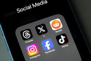 Facebook vs Instagram vs TikTok vs X – który serwis jest najbezpieczniejszy w 2025?