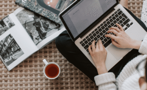 Jak napisać artykuł sponsorowany, który naprawdę sprzedaje – poradnik krok po kroku