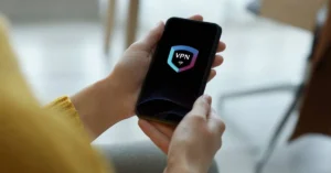 VPN na smartfonie – dlaczego to niezbędne narzędzie bezpieczeństwa w 2025 roku?