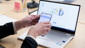 Wizualny przewodnik wdrażania szyfrowania w firmie – Windows 11 i Android