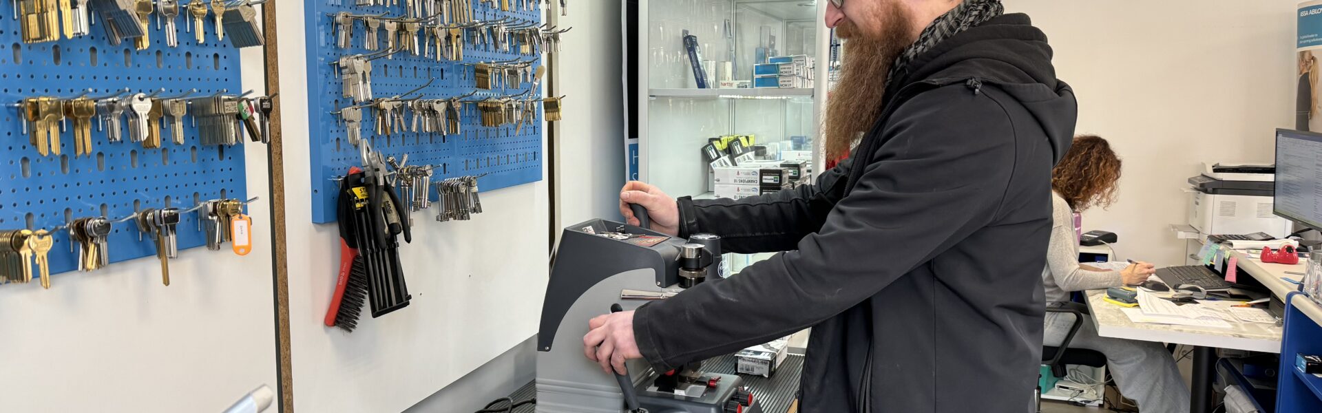 Dorabianie kluczy – kiedy warto zlecić wykonanie zapasowego kompletu?