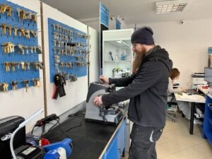Dorabianie kluczy – kiedy warto zlecić wykonanie zapasowego kompletu?