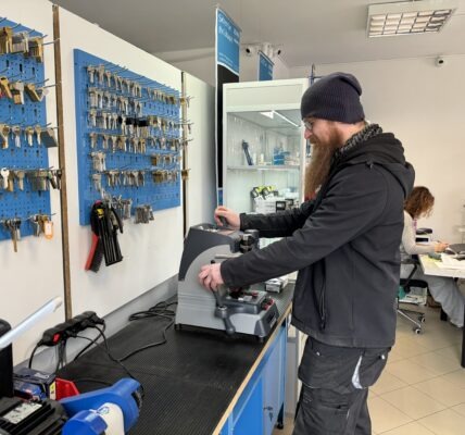 Dorabianie kluczy – kiedy warto zlecić wykonanie zapasowego kompletu?