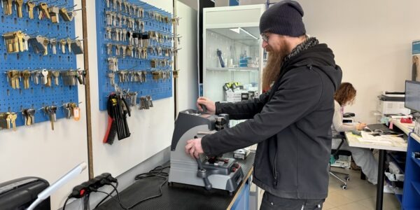 Dorabianie kluczy – kiedy warto zlecić wykonanie zapasowego kompletu?