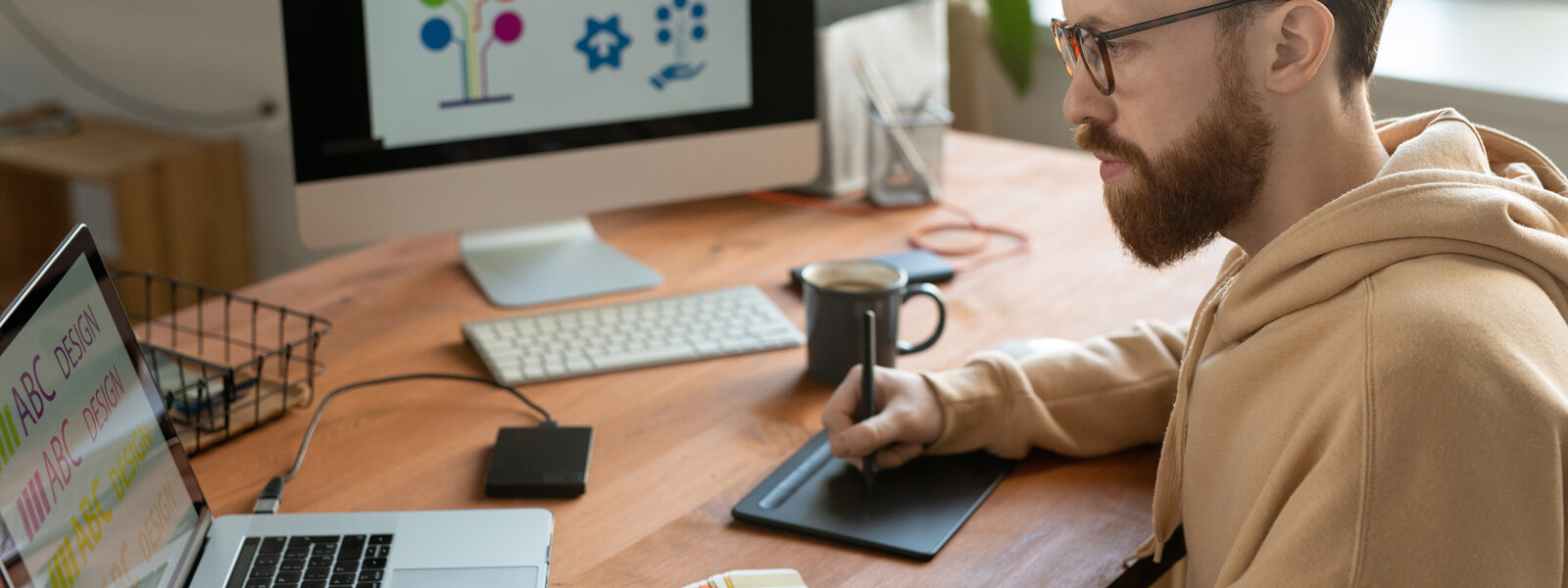 Tworzenie logo przy komputerze – proces projektowania graficznego