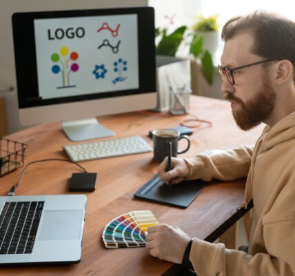 Tworzenie logo przy komputerze – proces projektowania graficznego