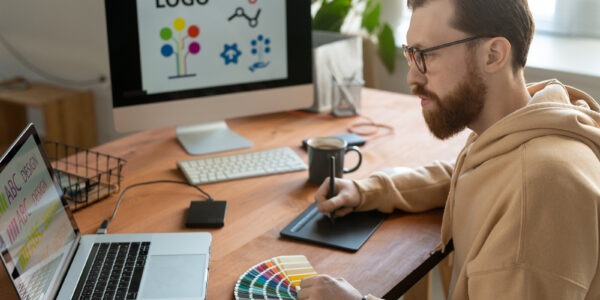 Tworzenie logo przy komputerze – proces projektowania graficznego
