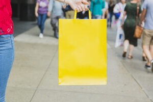 Jak zaprojektować efektowną torebkę papierową z nadrukiem, która przyciągnie uwagę klientów?