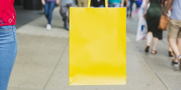 Jak zaprojektować efektowną torebkę papierową z nadrukiem, która przyciągnie uwagę klientów?