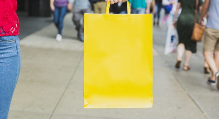 Jak zaprojektować efektowną torebkę papierową z nadrukiem, która przyciągnie uwagę klientów?