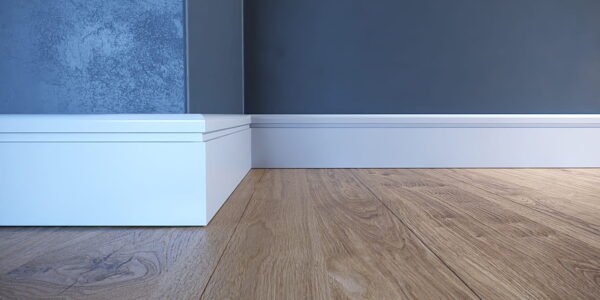 Białe listwy przypodłogowe – elegancja i funkcjonalność w aranżacji wnętrz