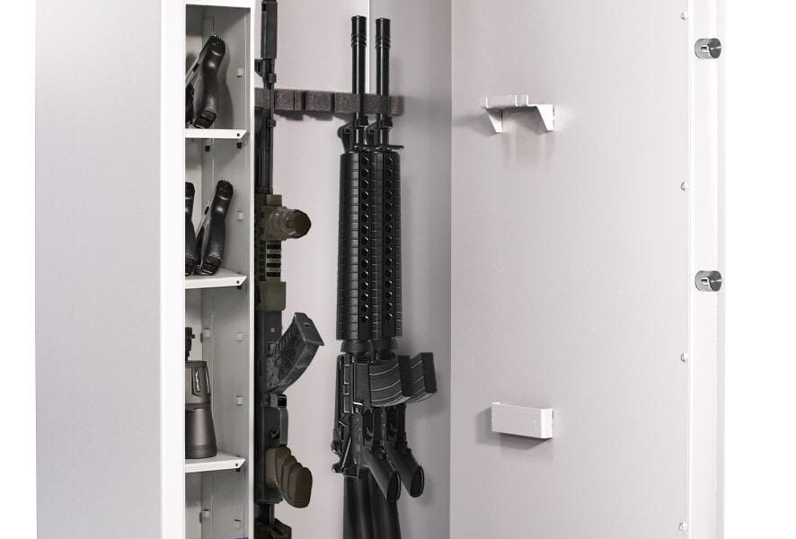 Szafa na broń – jak zadbać o bezpieczeństwo broni palnej i spełnić wymogi prawne?